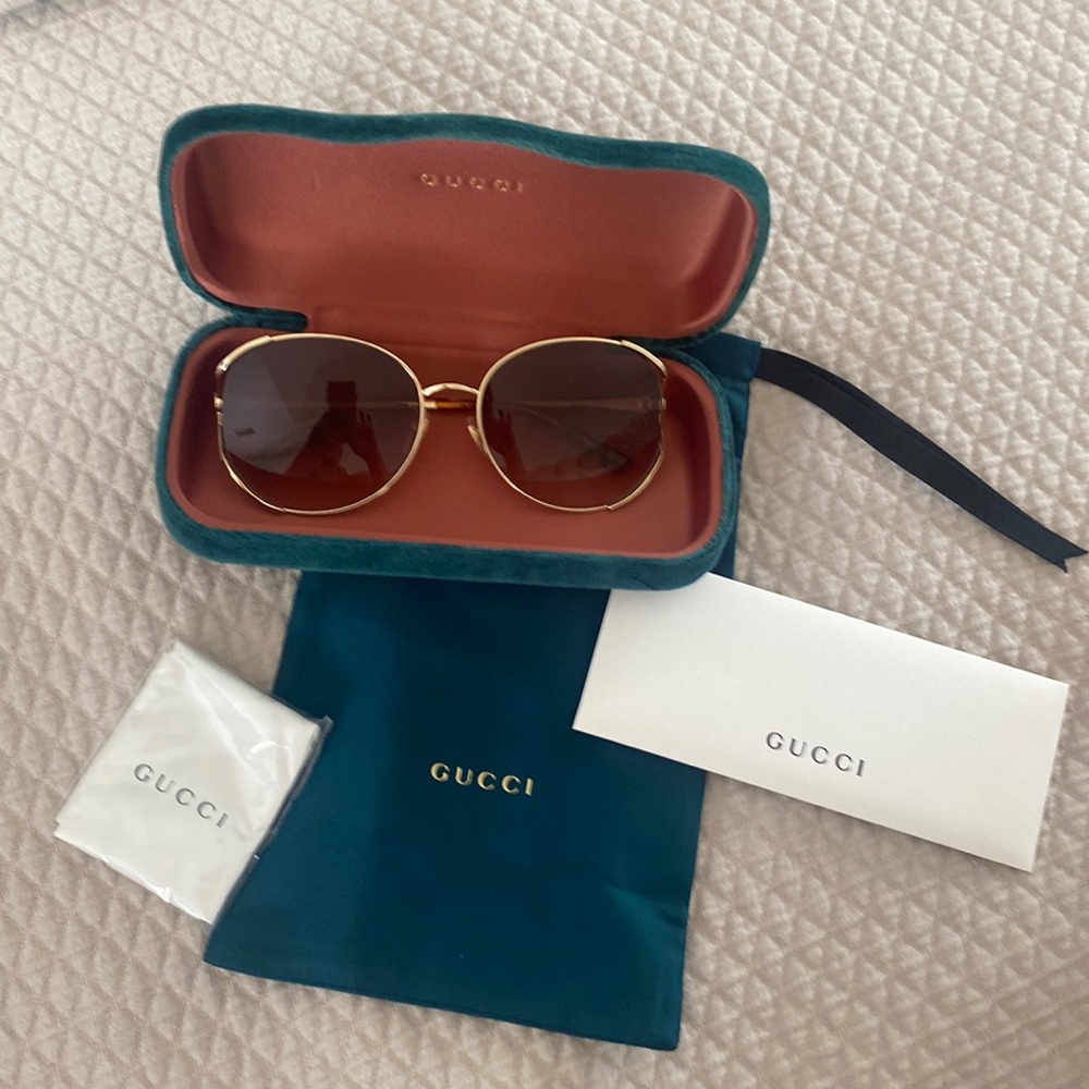 Gucci sunglasses with case, bag, cloth and authenticity card.